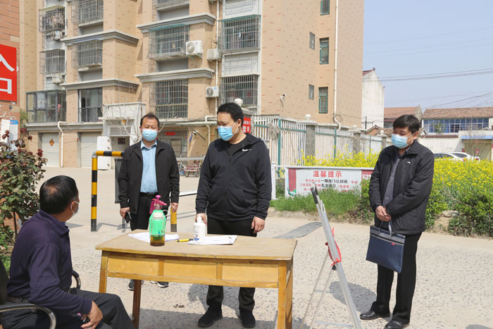 縣委常委、組織部長王義彬暗訪督導(dǎo)群防群控工作