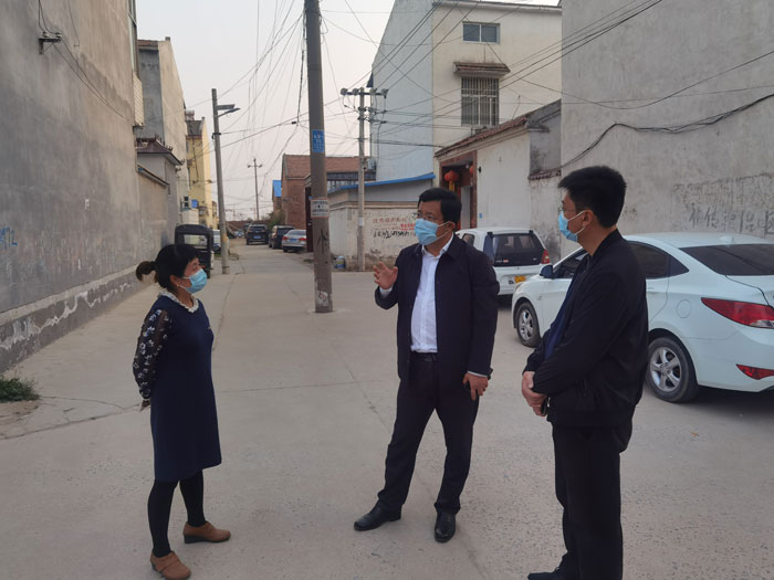 縣委常委、統(tǒng)戰(zhàn)部長、南華街道辦事處黨工委書記李君督導(dǎo)疫情防控和全民核酸檢測準(zhǔn)備工作