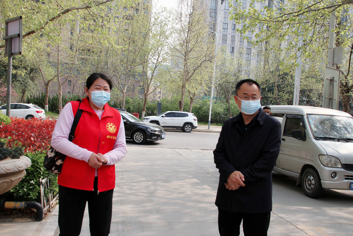 縣政協(xié)主席周明河暗訪督查核酸檢測工作開展情況