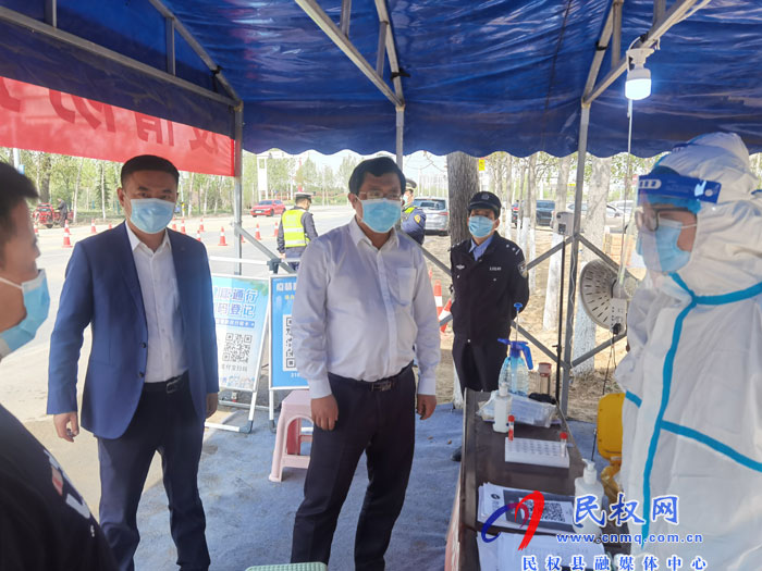 縣委常委、統(tǒng)戰(zhàn)部長、南華街道辦事處黨工委書記李君慰問疫情防控一線工作人員