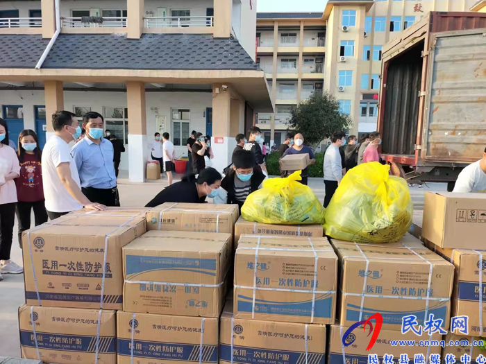 民權(quán)縣衛(wèi)健委機(jī)關(guān)黨委書記、黨組成員、副主任孫濤到永城市慰問民權(quán)縣支援永城核酸采樣隊(duì)人員