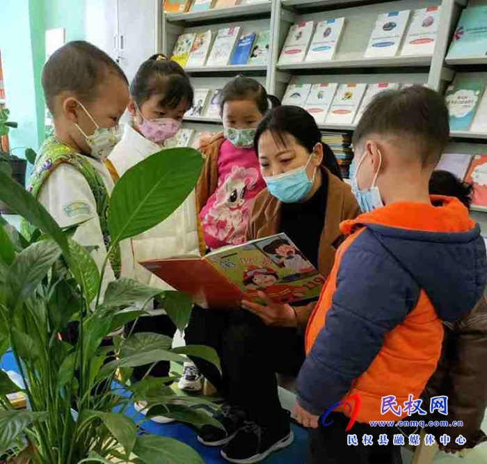 享受書香濃，閱讀“閱”美麗。民權(quán)縣幼兒園疫情期間持續(xù)推進(jìn)書香校園建設(shè)活動，家園共育、親子共讀，書香家庭