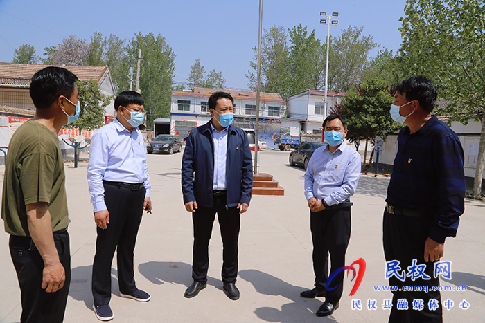 縣委常委、組織部長(zhǎng)王義彬慰問(wèn)戰(zhàn)“疫”一線黨員