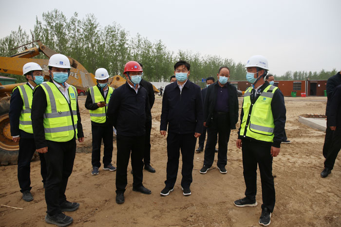 縣委書記張團(tuán)結(jié)調(diào)研方艙隔離點建設(shè)工作