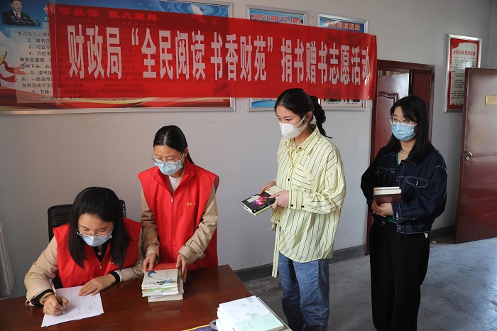縣財(cái)政局開展“全民閱讀 書香財(cái)苑”捐書贈(zèng)書志愿活動(dòng)