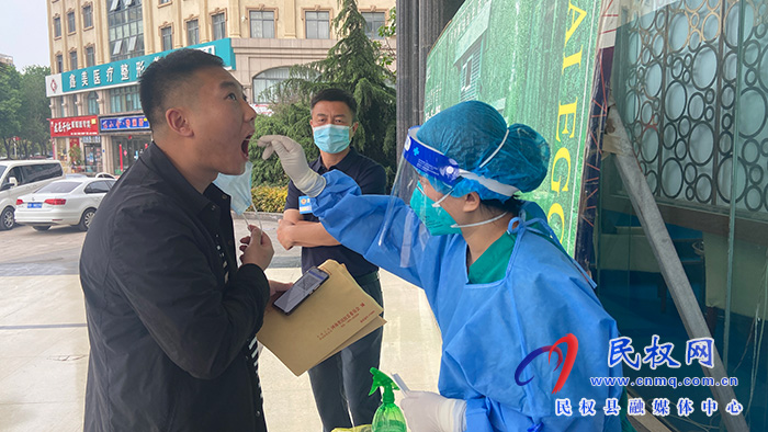 出席政協(xié)民權(quán)縣第十一屆委員會第一次會議的政協(xié)委員陸續(xù)向大會報到