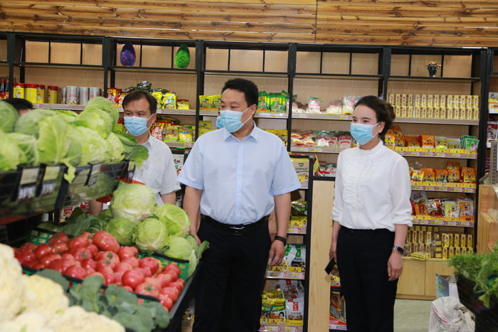 縣委常委、組織部長王義彬到林七鄉(xiāng)督導(dǎo)疫情防控核酸檢測和生活物資保障工作