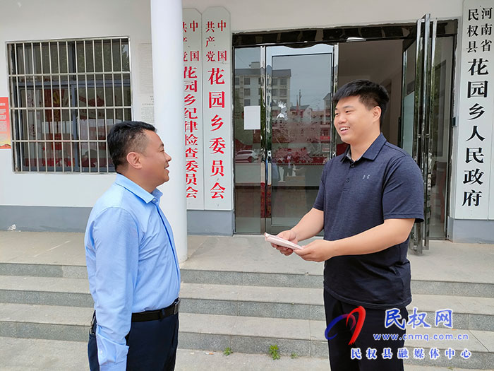 縣高新區(qū)管委會(huì)副主任張玉棟帶領(lǐng)愛心企業(yè)慰問花園鄉(xiāng)疫情防控一線工作人員