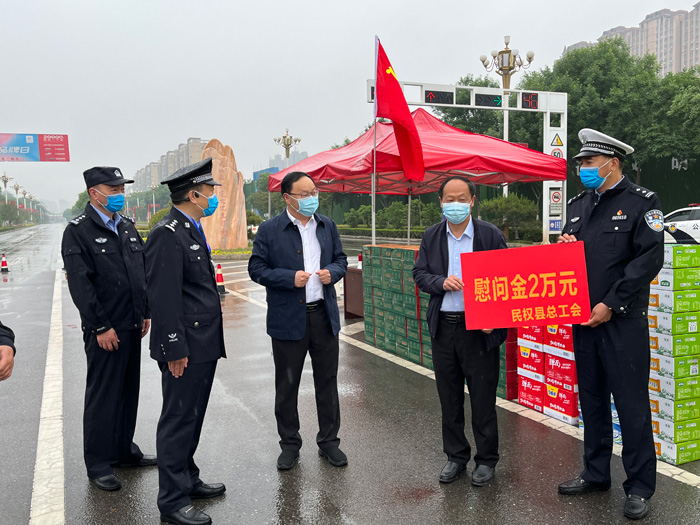 縣領(lǐng)導(dǎo)栗團結(jié)、瞿志君慰問抗疫一線人員