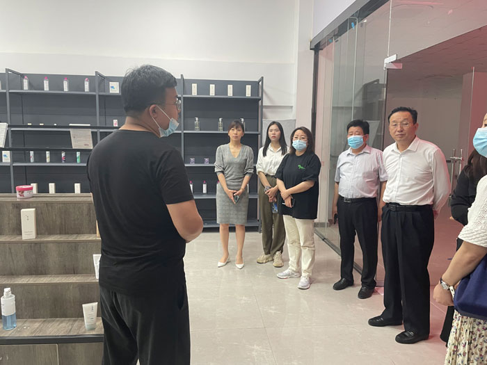 斜杠廣場(chǎng)創(chuàng)始人兼集團(tuán)副總裁趙國磊、商務(wù)主管李金瓊一行來民洽談電商直播基地合作項(xiàng)目