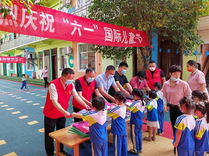 縣畜牧發(fā)展服務(wù)中心前往幫扶村開展“六一”兒童節(jié)慰問活動