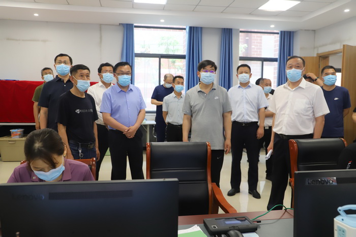 縣委書記張團結查看我縣高考準備工作