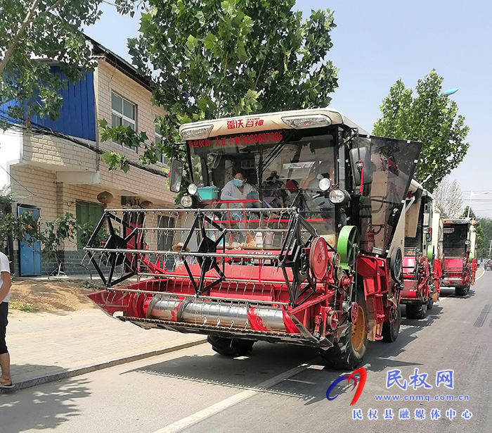 王莊寨鎮(zhèn)：強化高效服務  做好收割機調(diào)度