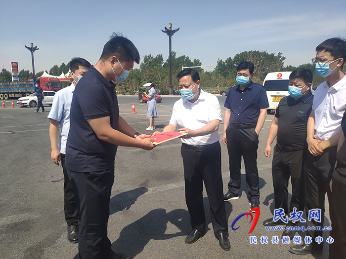 縣人大常委會(huì)黨組副書(shū)記石克林、副主任薛坤帶隊(duì)看望慰問(wèn)防疫人員