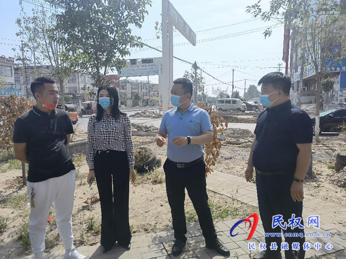 人和鎮(zhèn)黨委書記張翼、政府鎮(zhèn)長韓建深入各村委督導(dǎo)查看人居環(huán)境整治提升工作開展情況