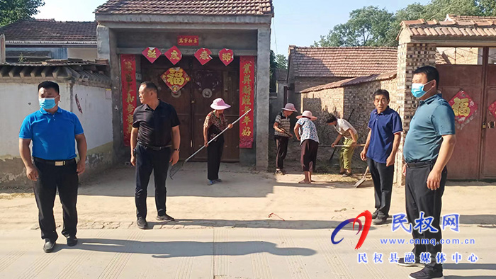 人和鎮(zhèn)黨委書記張翼、政府鎮(zhèn)長韓建深入各村委督導(dǎo)查看人居環(huán)境整治提升工作開展情況