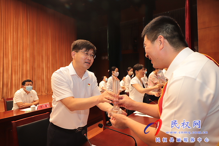 全縣農(nóng)村黨組織書記專業(yè)化管理工作推進暨“新時代奮勇爭先好書記”表彰大會召開