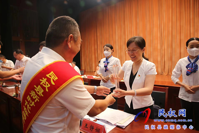 全縣農(nóng)村黨組織書記專業(yè)化管理工作推進暨“新時代奮勇爭先好書記”表彰大會召開