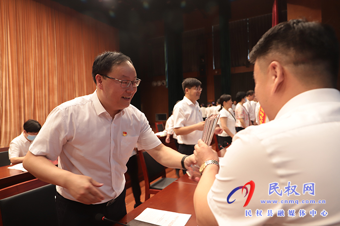 全縣農(nóng)村黨組織書記專業(yè)化管理工作推進暨“新時代奮勇爭先好書記”表彰大會召開