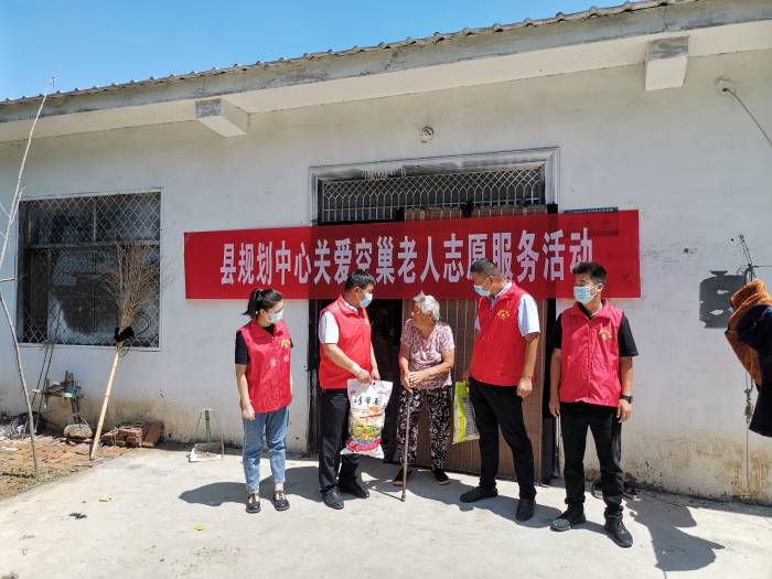 縣規(guī)劃編研中心組織開展關愛空巢老人等志愿幫扶活動