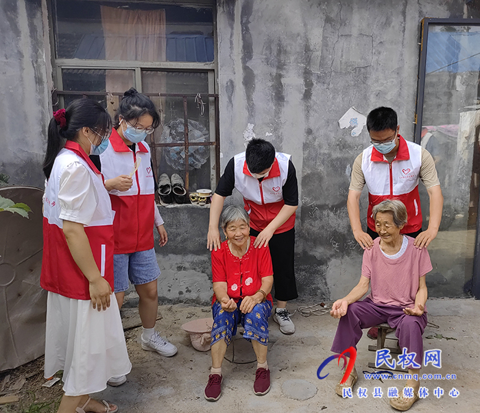 縣團(tuán)委組織開展“關(guān)愛空巢老人”志愿服務(wù)活動(dòng)