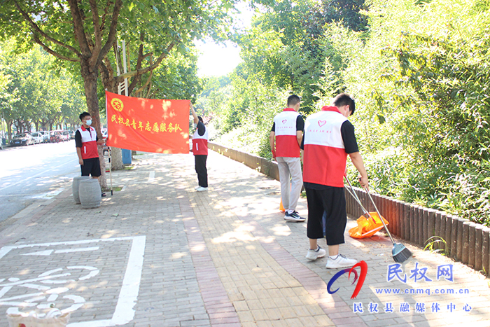 縣團(tuán)委組織開展“衛(wèi)生環(huán)?！敝驹阜?wù)活動