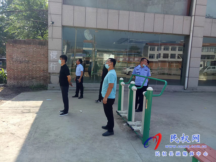 民權(quán)縣程莊鎮(zhèn)中心校聯(lián)合執(zhí)法組對(duì)全鎮(zhèn)民辦學(xué)校、補(bǔ)課點(diǎn)開展排查、查封專項(xiàng)活動(dòng)