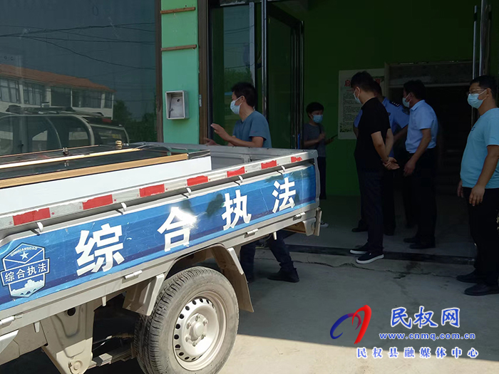 民權(quán)縣程莊鎮(zhèn)中心校聯(lián)合執(zhí)法組對(duì)全鎮(zhèn)民辦學(xué)校、補(bǔ)課點(diǎn)開展排查、查封專項(xiàng)活動(dòng)