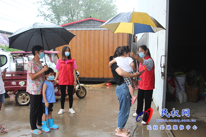 民權(quán)縣褚廟鄉(xiāng)風(fēng)雨中最美“志愿紅！”