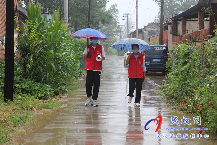 民權(quán)縣褚廟鄉(xiāng)風(fēng)雨中最美“志愿紅！”