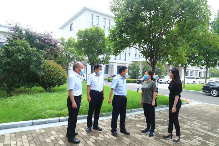 商丘市第一人民醫(yī)院黨委書記、院長韓傳恩帶隊到民看望慰問奮戰(zhàn)在疫情防控一線工作人員