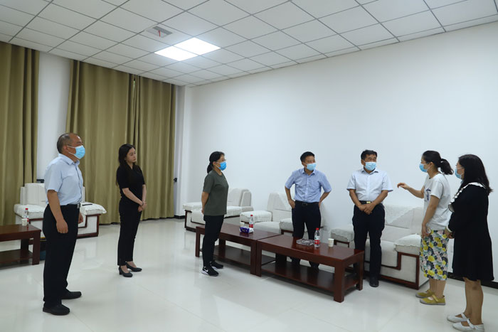 商丘市第一人民醫(yī)院黨委書記、院長韓傳恩帶隊到民看望慰問奮戰(zhàn)在疫情防控一線工作人員