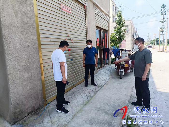 縣委常委、常務(wù)副縣長(zhǎng)王景義在北關(guān)鎮(zhèn)查看疫情防控工作