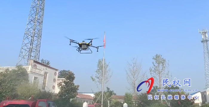 程莊鎮(zhèn)集鎮(zhèn)區(qū)運(yùn)用“無(wú)人機(jī)”助力消殺工作