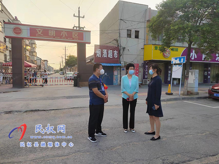 縣領(lǐng)導(dǎo)周燕、于茜查看群眾生活物品保障和派發(fā)物品到位情況