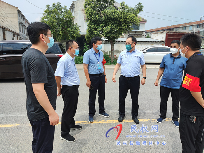 縣委副書記栗團(tuán)結(jié)暗訪老城區(qū)社會(huì)面管控工作