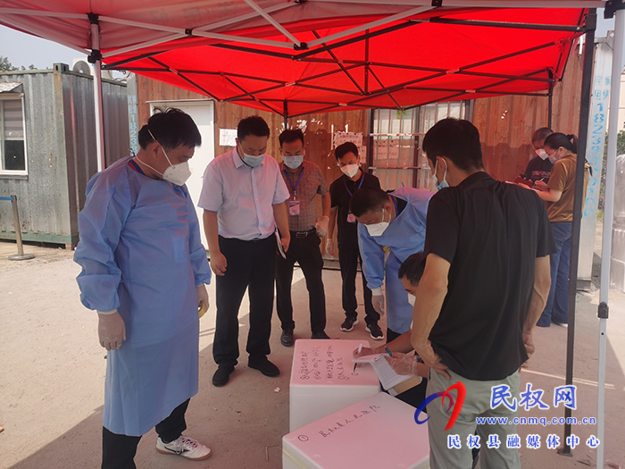 縣委常委、組織部長(zhǎng)王義彬督導(dǎo)查看全員核酸檢測(cè)樣本收集、轉(zhuǎn)運(yùn)工作