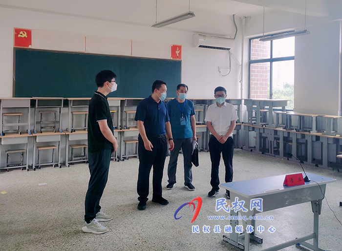 縣委常委、組織部長王義彬查看省考公務(wù)員網(wǎng)絡(luò)線上面試工作籌備情況