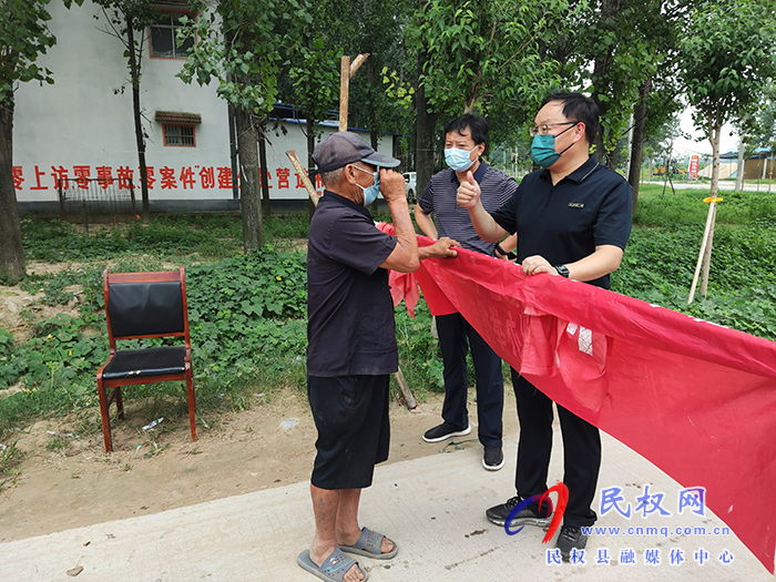 縣領(lǐng)導(dǎo)書記栗團(tuán)結(jié)暗訪督導(dǎo)疫情防控工作