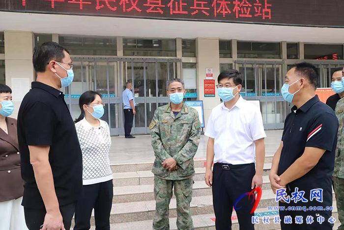 縣委書記、人武部黨委第一書記張團(tuán)結(jié)檢查指導(dǎo)2022年征兵體檢工作