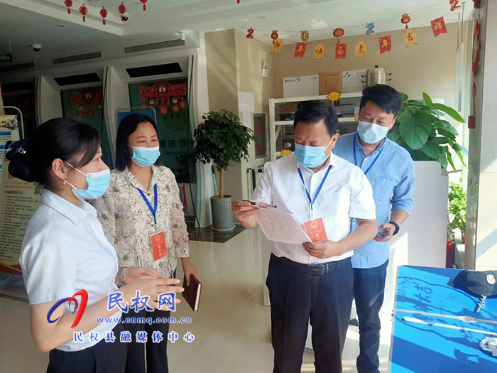 縣人大常委會開展疫情防控佩戴口罩和使用場所碼落實情況督促檢查