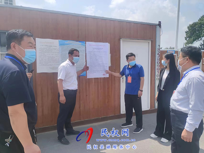 縣人大常委會開展疫情防控佩戴口罩和使用場所碼落實情況督促檢查
