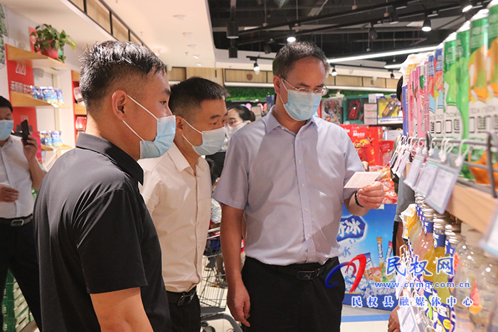 縣委常委、常務(wù)副縣長王景義查看全國文明城市創(chuàng)建工作