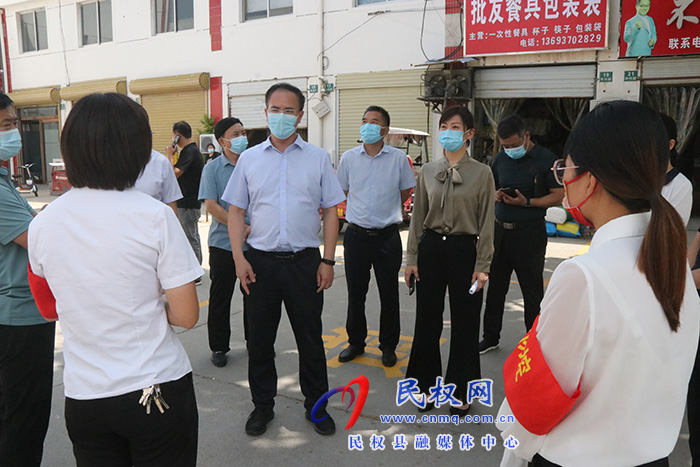 縣委常委、常務(wù)副縣長王景義查看全國文明城市創(chuàng)建工作