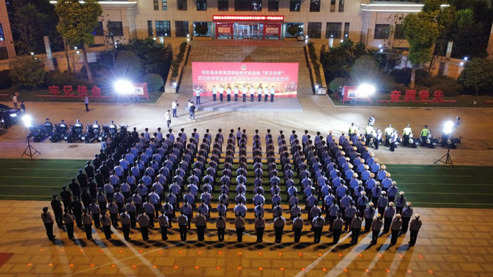 民權(quán)縣公安局舉行夏夜治安巡查宣防第三次集中統(tǒng)一行動啟動儀式