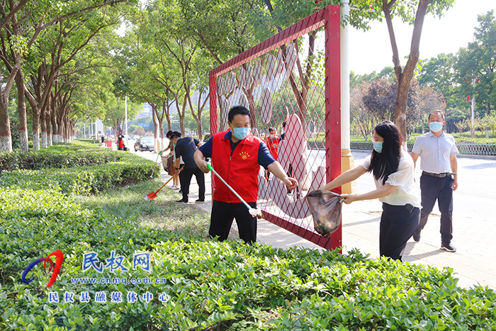 縣委常委、組織部長(zhǎng)王義彬參加義務(wù)勞動(dòng)
