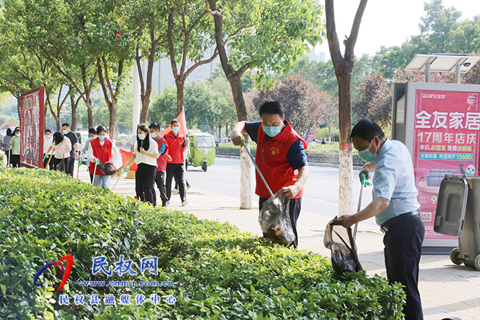 縣委常委、組織部長(zhǎng)王義彬參加義務(wù)勞動(dòng)