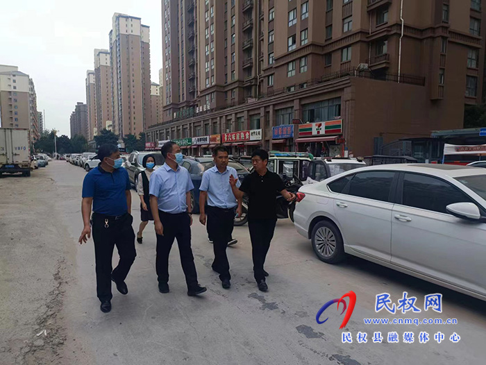 縣委常委、常務(wù)副縣長王景義查看城區(qū)道路項目建設(shè)情況