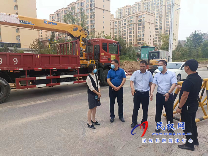 縣委常委、常務(wù)副縣長王景義查看城區(qū)道路項目建設(shè)情況