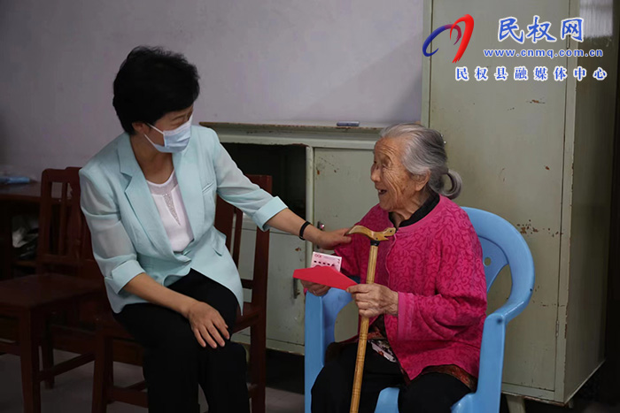 縣人大常委會(huì)主任周燕走訪慰問(wèn)百歲老人